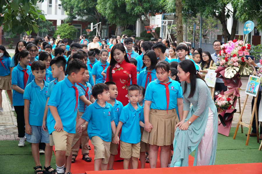 Tại Trường Phổ thông chất lượng cao Phượng Hoàng (TP Vinh, Nghệ An), để học sinh khóa mới bớt bỡ ngỡ, trong lễ khai giảng, các em sẽ được anh chị khóa trên và thầy cô giáo cùng động viên, khích lệ tinh thần. Tại Trường Phổ thông chất lượng cao Phượng Hoàng (TP Vinh, Nghệ An), để học sinh khóa mới bớt bỡ ngỡ, trong lễ khai giảng, các em sẽ được anh chị khóa trên và thầy cô giáo cùng động viên, khích lệ tinh thần.