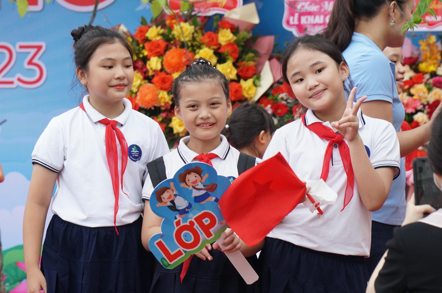 Trong ngày khai giảng, các em được mặc đồng phục mới, đeo khăn quàng đỏ, chào đón một năm học mới mục tiêu kế hoạch mới. Trong ngày khai giảng, các em được mặc đồng phục mới, đeo khăn quàng đỏ, chào đón một năm học mới mục tiêu kế hoạch mới.