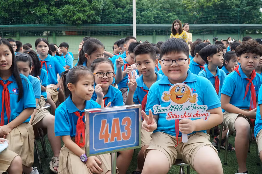 Đối với các bạn học sinh lớp lớn, trường học đã trở nên quen thuộc, ngày khai giảng là dịp để các em vui gặp gỡ, trò chuyện cùng bạn bè sau 3 tháng nghỉ hè.