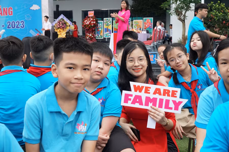 Năm học 2022-2023, cô giáo Nguyễn Thị Minh Hiền được giao nhiệm vụ chủ nhiệm lớp 5A2. Đây là lớp cuối cấp, nên cô chia sẻ mình vừa lo lắng nhưng cũng có động lực để phấn đấu trong dạy và học. Trước đó, dịp tựu trường, cô trò đã có dịp làm quen với nhau, cả tập thể lớp là một gia đình mới, cùng phấn khởi và đặt quyết tâm dạy học tốt.