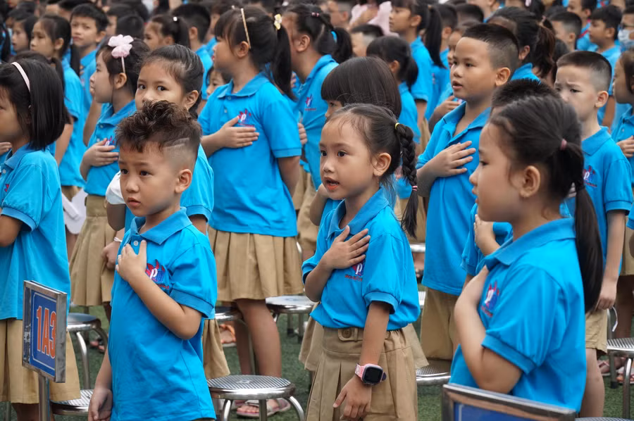 Các bạn nhỏ mặc dù mới vào lớp 1 còn chưa hết bỡ ngỡ nhưng đã nhanh chóng bắt nhịp, cùng hòa mình vào màn hát múa tập thể của nhà trường.