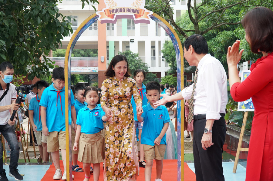 Học sinh lớp 1 được dành sự ưu tiên, quan tâm của nhà trường khi chính thức chuyển từ bậc học mầm non lên tiểu học. Các em được thầy cô dắt tay, trực tiếp chào đón vào môi trường học tập mới. Học sinh lớp 1 được dành sự ưu tiên, quan tâm của nhà trường khi chính thức chuyển từ bậc học mầm non lên tiểu học. Các em được thầy cô dắt tay, trực tiếp chào đón vào môi trường học tập mới.