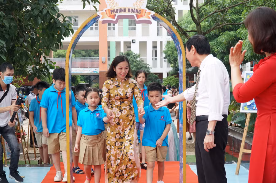 Học sinh lớp 1 được dành sự ưu tiên, quan tâm của nhà trường khi chính thức chuyển từ bậc học mầm non lên tiểu học. Các em được thầy cô dắt tay, trực tiếp chào đón vào môi trường học tập mới.