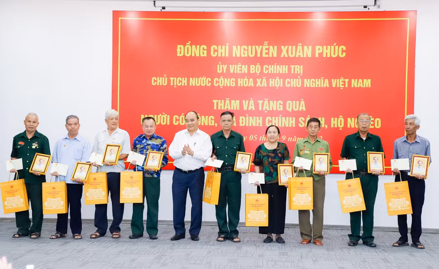 Chủ tịch nước thăm, tặng quà cho gia đình chính sách tại huyện Hưng Nguyên (Nghệ An) - quê hương của cố Tổng Bí thư Lê Hồng Phong.