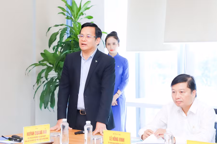 Ông Huỳnh Quang Hải - Phó Chủ tịch VSIP Group báo cáo với Chủ tịch nước Nguyễn Xuân Phúc và đoàn làm việc về tình hình đầu tư tại Khu Công nghiệp VSIP Nghệ An.