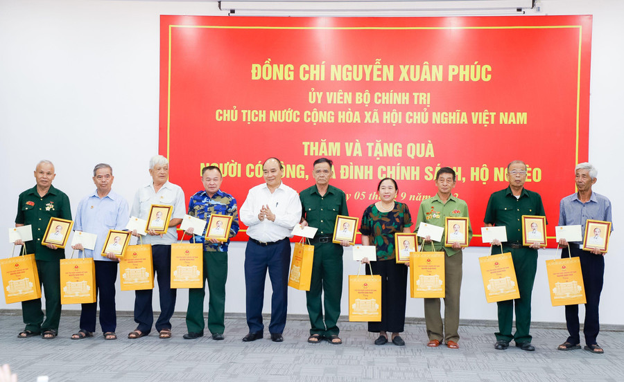 Chủ tịch nước thăm, tặng quà cho gia đình chính sách tại huyện Hưng Nguyên (Nghệ An) - quê hương của cố Tổng Bí thư Lê Hồng Phong.