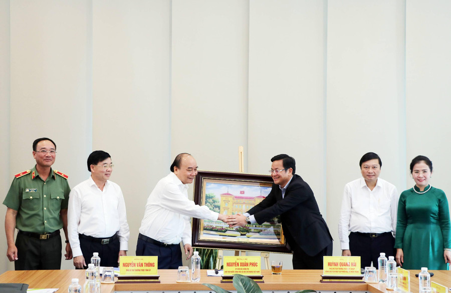 Chủ tịch nước Nguyễn Xuân Phúc tặng quà cho Khu Công nghiệp VSIP Nghệ An.