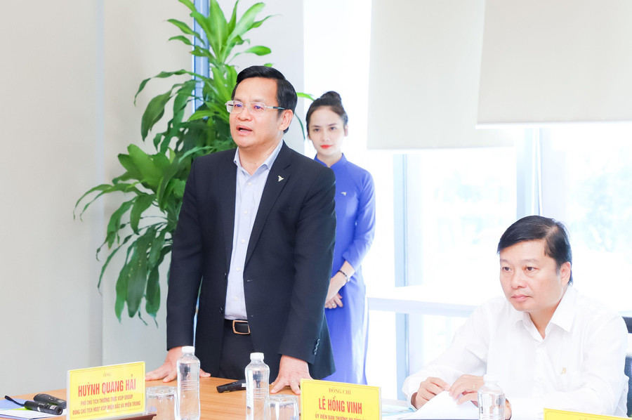 Ông Huỳnh Quang Hải - Phó Chủ tịch VSIP Group báo cáo với Chủ tịch nước Nguyễn Xuân Phúc và đoàn làm việc về tình hình đầu tư tại Khu Công nghiệp VSIP Nghệ An.