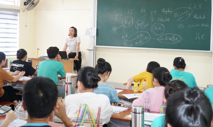 Giờ ôn thi môn Địa lý của cô Hồ Thị Hợi và học trò Trường Phổ thông Dân tộc nội trú THPT số 2 Nghệ An. Giờ ôn thi môn Địa lý của cô Hồ Thị Hợi và học trò Trường Phổ thông Dân tộc nội trú THPT số 2 Nghệ An.