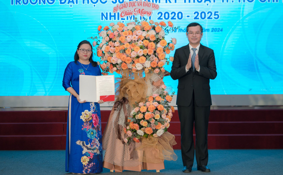 Thứ trưởng Nguyễn Văn Phúc tặng hoa chúc mừng TS Trương Thị Hiền. Ảnh: HCMUTE