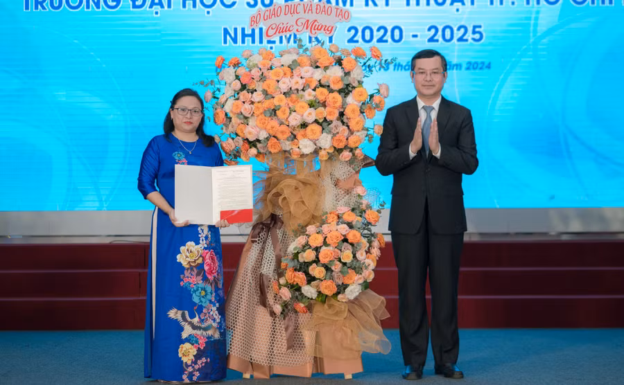 Thứ trưởng Nguyễn Văn Phúc tặng hoa chúc mừng TS Trương Thị Hiền. Ảnh: HCMUTE