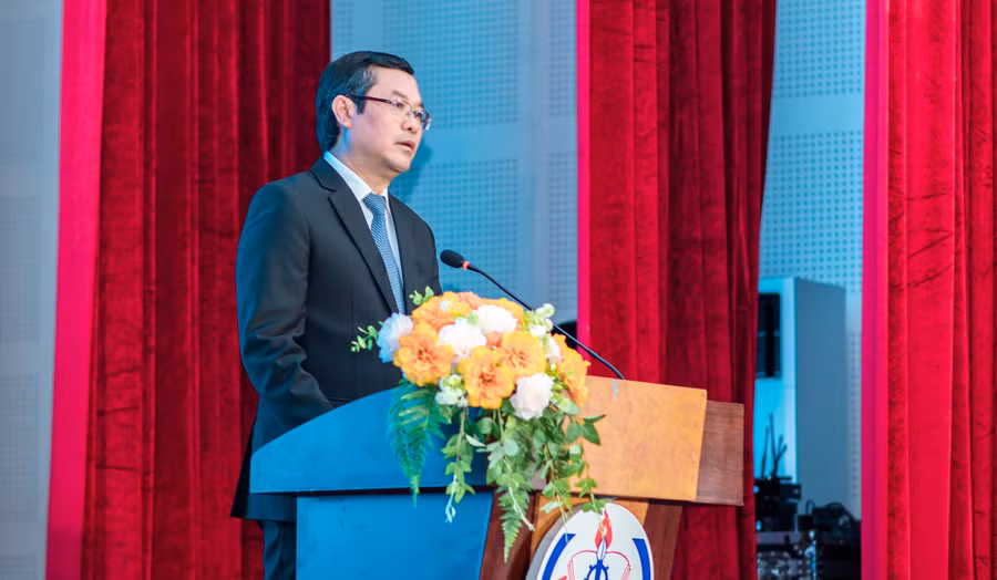 Thứ trưởng Nguyễn Văn Phúc phát biểu chỉ đạo, giao nhiệm vụ. Ảnh: HCMUTE