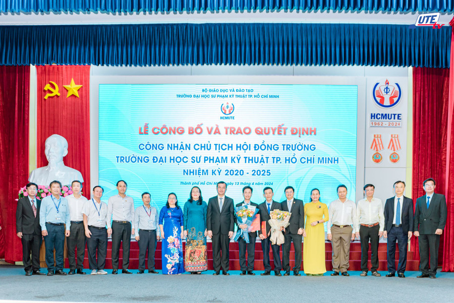 Lãnh đạo Bộ GD&amp;ĐT và tập thể Hội đồng trường Trường Đại học Sư phạm Kỹ thuật TPHCM. Ảnh: HCMUTE