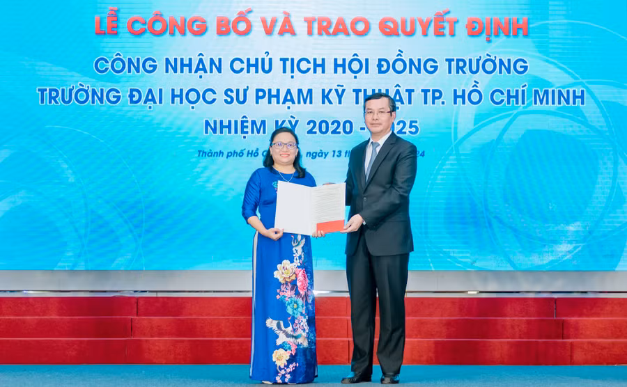 Thứ trưởng Nguyễn Văn Phúc trao quyết định công nhận Chủ tịch Hội đồng trường Trường Đại học Sư phạm Kỹ thuật TPHCM cho TS Trương Thị Hiền. Ảnh: HCMUTE
