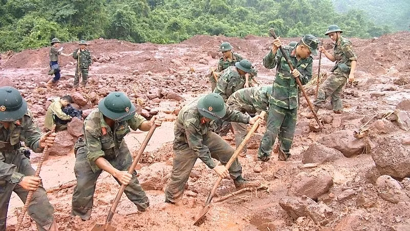 Huy động các lực lượng khắc phục hậu quả lũ quét, sạt lở đất.