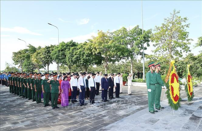 Tại Nghĩa trang liệt sỹ tỉnh Hậu Giang, Thủ tướng và đoàn công tác kính cẩn nghiêng mình, bày tỏ lòng biết ơn vô hạn đối với công lao to lớn của các thế hệ đi trước. Ảnh: Dương Giang/TTXVN