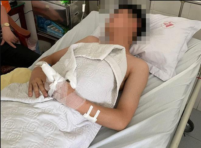 Thiếu úy Lê Ngọc Anh đang được điều trị tại bệnh viện.