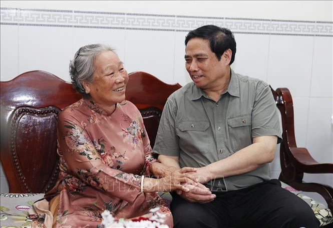 Thủ tướng Phạm Minh Chính thăm Mẹ Việt Nam Anh hùng Trần Thị Tơ. Ảnh: Dương Giang/TTXVN