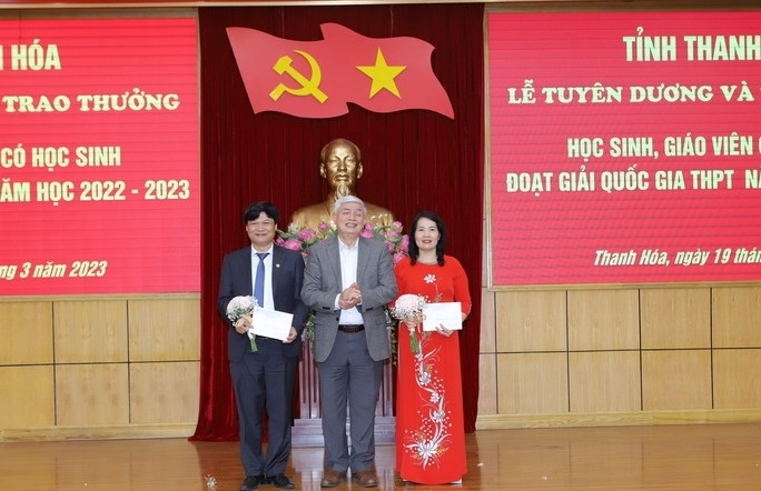 Chủ tịch Hội Khuyến học tỉnh Thanh Hóa Vương Văn Việt trao thưởng cho đại điện các trường có HS đạt giải Quốc gia. Ảnh: TL. Chủ tịch Hội Khuyến học tỉnh Thanh Hóa Vương Văn Việt trao thưởng cho đại điện các trường có HS đạt giải Quốc gia. Ảnh: TL.