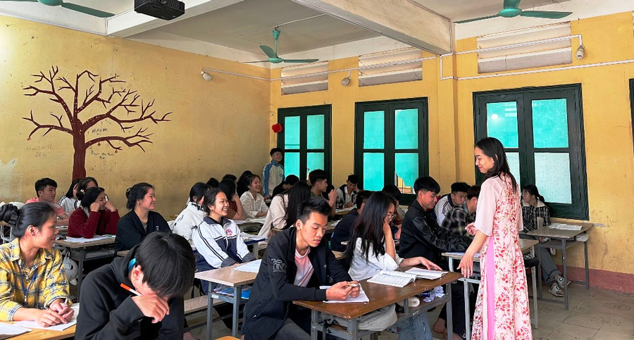 Cô giáo và học trò Trường THPT Quan Sơn trong giờ ôn thi. Ảnh: TL. Cô giáo và học trò Trường THPT Quan Sơn trong giờ ôn thi. Ảnh: TL.