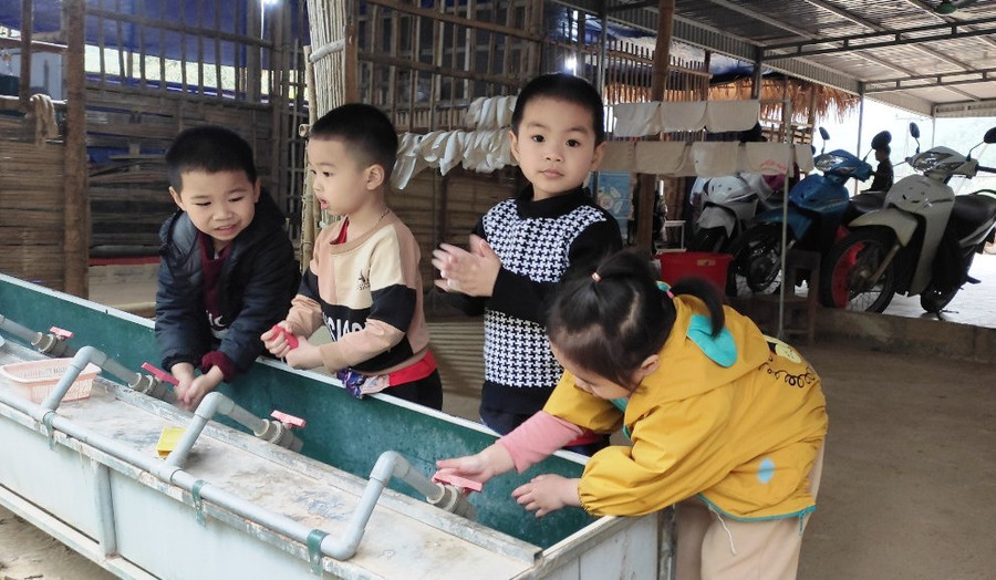 Sau giờ ăn trưa, các bé tự đi rửa tay để ngủ. Ảnh: Thế Lượng. Sau giờ ăn trưa, các bé tự đi rửa tay để ngủ. Ảnh: Thế Lượng.