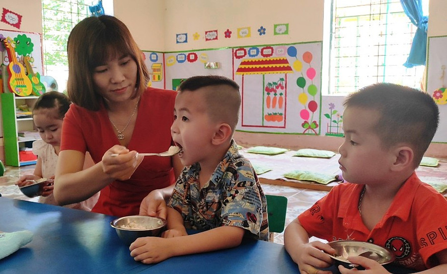 Giáo viên chăm sóc trẻ ở Trường Mầm non Thành Sơn (Bá Thước, Thanh Hóa). Ảnh: TL. Giáo viên chăm sóc trẻ ở Trường Mầm non Thành Sơn (Bá Thước, Thanh Hóa). Ảnh: TL.