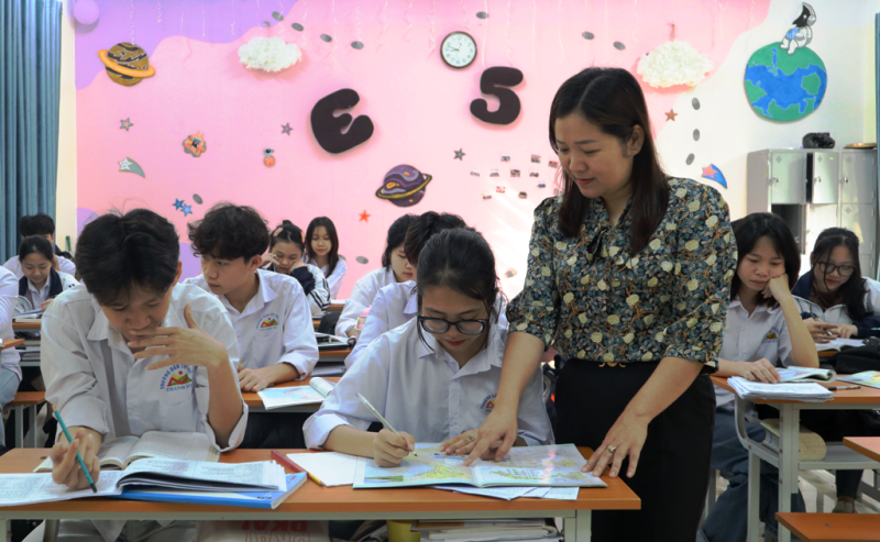 Cô giáo Nguyễn Thị Nhạn và học sinh Trường THPT Dân tộc nội trú tỉnh Thanh Hóa trong giờ ôn thi tốt nghiệp. Ảnh: TL. Cô giáo Nguyễn Thị Nhạn và học sinh Trường THPT Dân tộc nội trú tỉnh Thanh Hóa trong giờ ôn thi tốt nghiệp. Ảnh: TL.