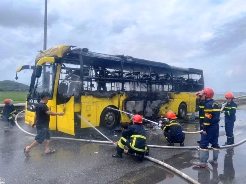 Chiếc xe bị cháy rụi. Ảnh: Bạn đọc cung cấp.