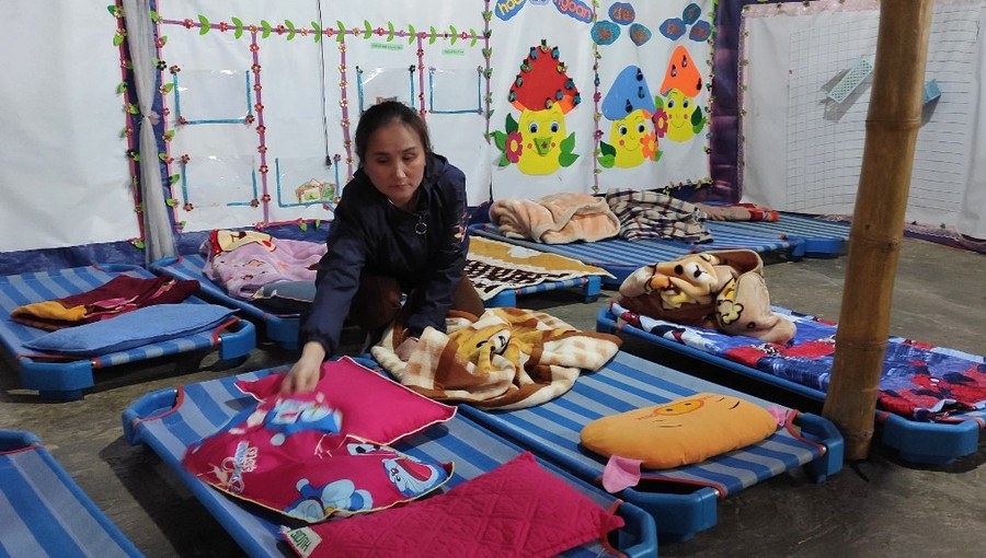 Cô giáo chuẩn bị chỗ ngủ cho các bé. Ảnh: Thế Lượng. Cô giáo chuẩn bị chỗ ngủ cho các bé. Ảnh: Thế Lượng.