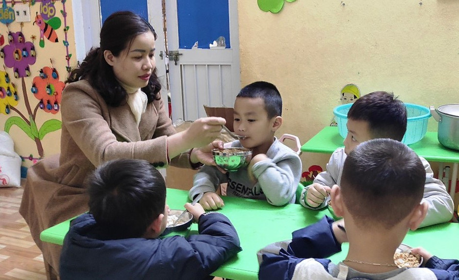 Cô giáo cho trẻ ăn trưa. Ảnh: Thế Lượng. Cô giáo cho trẻ ăn trưa. Ảnh: Thế Lượng.