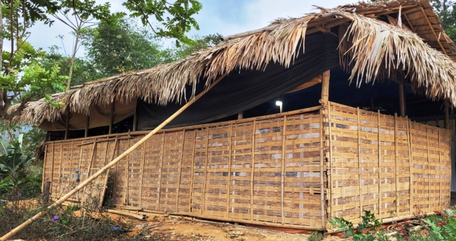 Hai phòng học này do phụ huynh đóng góp luồng, nứa, lá cọ và ngày công dựng lên từ đầu năm học. Ảnh: Thế Lượng. Hai phòng học này do phụ huynh đóng góp luồng, nứa, lá cọ và ngày công dựng lên từ đầu năm học. Ảnh: Thế Lượng.
