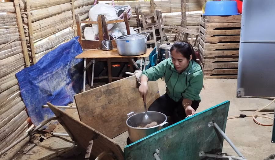 Giáo viên nấu ăn cho trẻ. Ảnh: Thế Lượng.