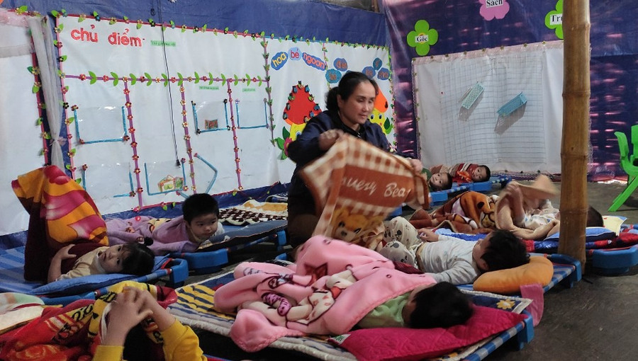 Cô giáo chăm sóc trẻ trong giờ ngủ trưa. Ảnh: Thế Lượng. Cô giáo chăm sóc trẻ trong giờ ngủ trưa. Ảnh: Thế Lượng.