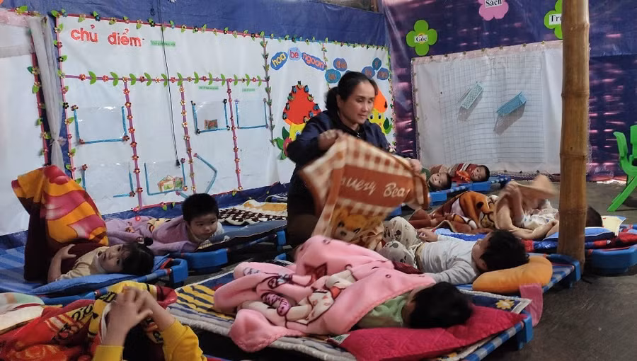 Cô giáo chăm sóc trẻ trong giờ ngủ trưa. Ảnh: Thế Lượng.