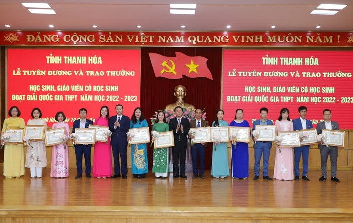 Bí thư Tỉnh ủy Thanh Hóa Đỗ Trọng Hưng và Chủ tịch UBND tỉnh Đỗ Minh Tuấn tặng hoa và Bằng khen của Chủ tịch UBND tỉnh cho GV có HS đạt giải Quốc gia. Ảnh: TL. Bí thư Tỉnh ủy Thanh Hóa Đỗ Trọng Hưng và Chủ tịch UBND tỉnh Đỗ Minh Tuấn tặng hoa và Bằng khen của Chủ tịch UBND tỉnh cho GV có HS đạt giải Quốc gia. Ảnh: TL.