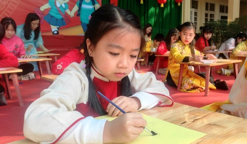 Học sinh Trường Tiểu học Nguyễn Văn Trỗi, phường Ngọc Trạo, TP Thanh Hóa tập viết chữ thư pháp. Ảnh: Thế Lượng. Học sinh Trường Tiểu học Nguyễn Văn Trỗi, phường Ngọc Trạo, TP Thanh Hóa tập viết chữ thư pháp. Ảnh: Thế Lượng.