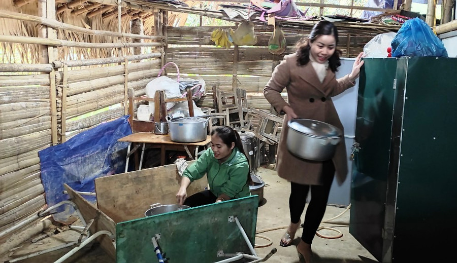 Khu nấu ăn cũng đang rất tạm bợ. Do gió lùa rất mạnh, nên cô giáo phải lấy 3 chiếc bàn để chắn gió khi nấu ăn cho các con. Ảnh: Thế Lượng. Khu nấu ăn cũng đang rất tạm bợ. Do gió lùa rất mạnh, nên cô giáo phải lấy 3 chiếc bàn để chắn gió khi nấu ăn cho các con. Ảnh: Thế Lượng.