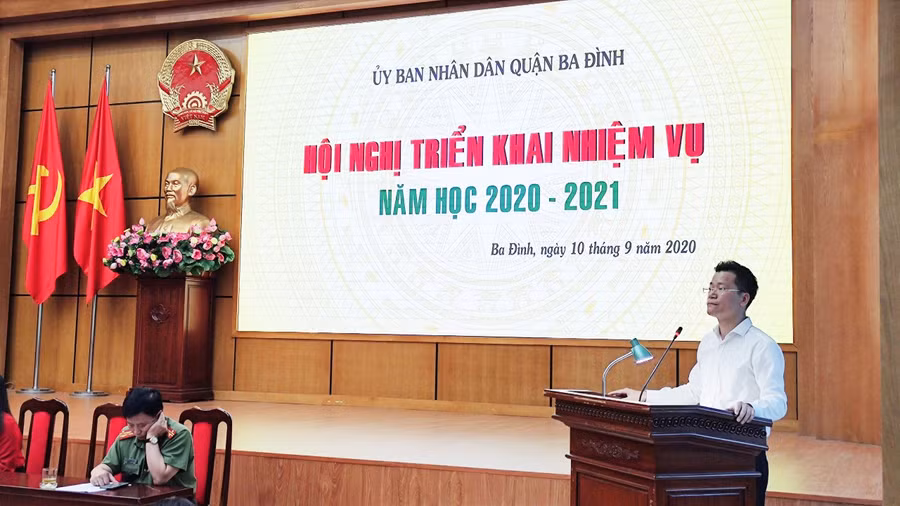 Trưởng phòng GD&amp;ĐT quận Ba Đình thông tin tại hội nghị.