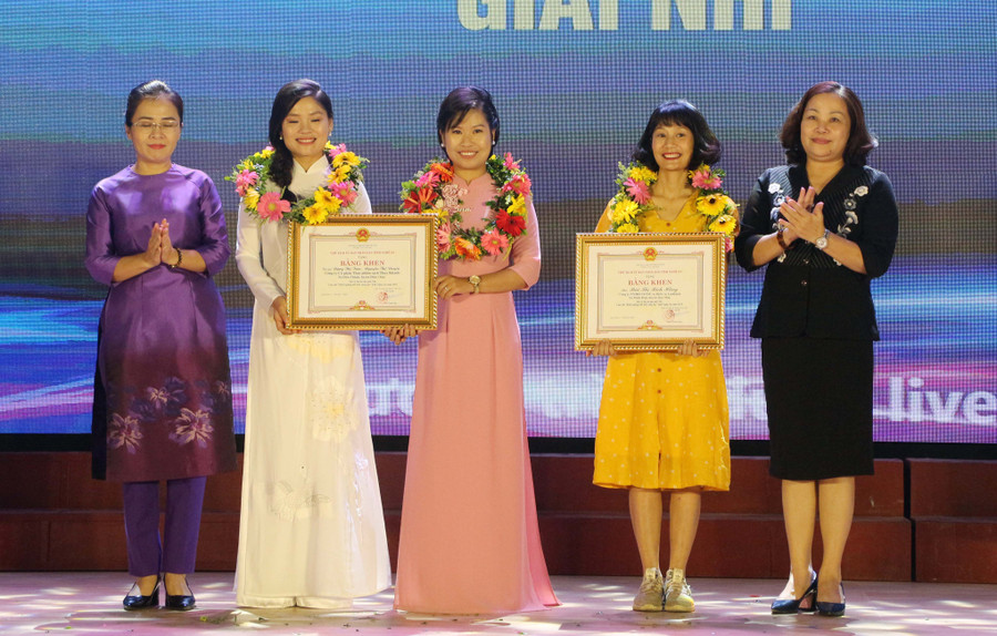 Lãnh đạo tỉnh Nghệ An trao thưởng cho dự án đạt giải cuộc thi Khởi nghiệp đổi mới sáng tạo