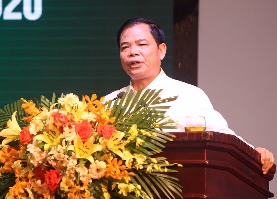 Ông Nguyễn Xuân Cường - Bộ trưởng Bộ NN&PTNT báo cáo về 10 năm xây dựng NTM của vùng ĐBSH và BTB tại hội nghị