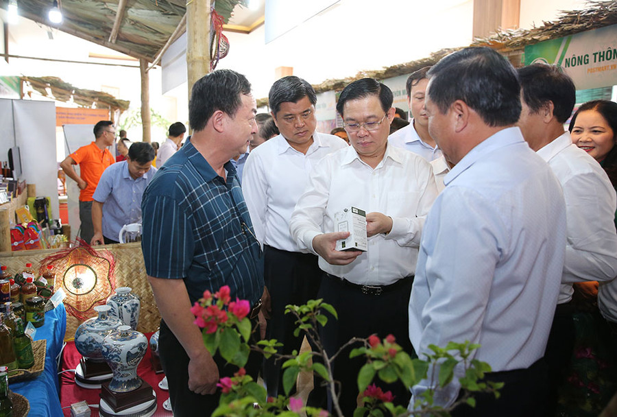 Phó Thủ tướng Vương Đình Huệ cùng các đại biểu tham quan, nghe giới thiệu sản phẩm các địa phương