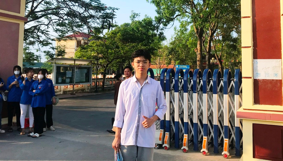 Thí sinh Lê Hồng Tài, có mặt ở điểm thi từ rất sớm. Ảnh: Lường Toán.