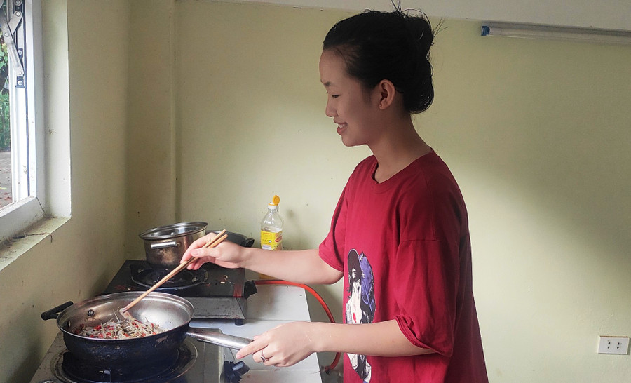 Em Hà Thị Dịu, tự nấu ăn ở Làng học sinh Mường Lát. Ảnh: Thế Lượng.