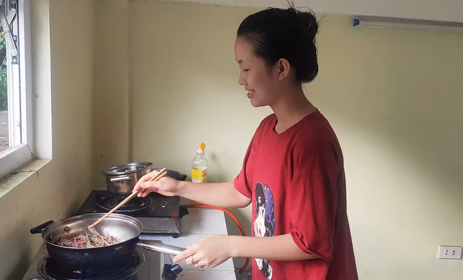 Em Hà Thị Dịu, tự nấu ăn ở Làng học sinh Mường Lát. Ảnh: Thế Lượng.