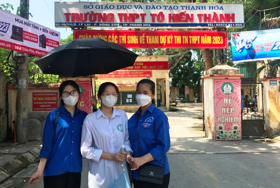Em Hoàng Thị Hằng (áo trắng) tranh thủ chụp hình với thanh niên tình nguyện tại cổng trường trước khi vào phòng thi. Ảnh: Lường Toán. Em Hoàng Thị Hằng (áo trắng) tranh thủ chụp hình với thanh niên tình nguyện tại cổng trường trước khi vào phòng thi. Ảnh: Lường Toán.