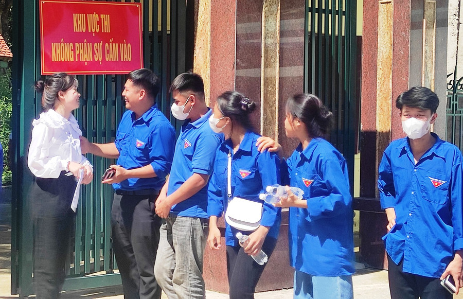 Thí sinh ở điểm thi Trường THPT Mường Lát (Thanh Hóa) phấn khởi sau khi kết thúc buổi thi thứ 3. Thí sinh ở điểm thi Trường THPT Mường Lát (Thanh Hóa) phấn khởi sau khi kết thúc buổi thi thứ 3.