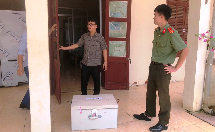 Ông Nguyễn Minh Đạo - Điểm trưởng (người đeo kính) và lực lượng công an đã áp giải đề thi về Điểm thi Trường THPT Quan Hóa (Thanh Hóa) an toàn tuyệt đối. Ảnh: HĐ. Ông Nguyễn Minh Đạo - Điểm trưởng (người đeo kính) và lực lượng công an đã áp giải đề thi về Điểm thi Trường THPT Quan Hóa (Thanh Hóa) an toàn tuyệt đối. Ảnh: HĐ.