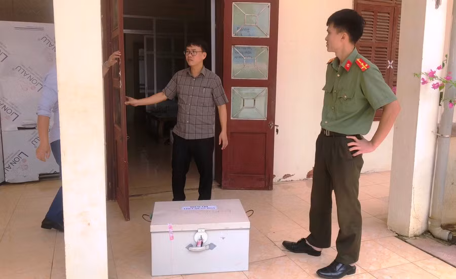 Ông Nguyễn Minh Đạo - Điểm trưởng (người đeo kính) và lực lượng công an đã áp giải đề thi về Điểm thi Trường THPT Quan Hóa (Thanh Hóa) an toàn tuyệt đối. Ảnh: HĐ.