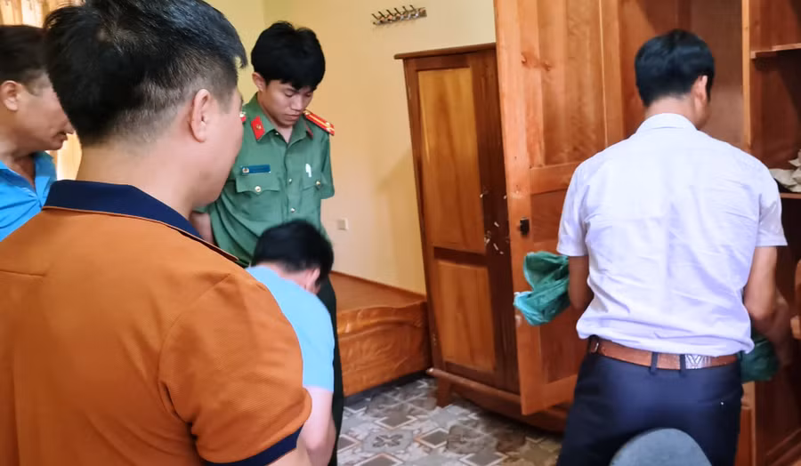 Công an giám sát công đoạn đưa đề vào tủ đựng đề thi tại Điểm thi Trường THPT Mường Lát (Thanh Hóa). Ảnh: HĐ.