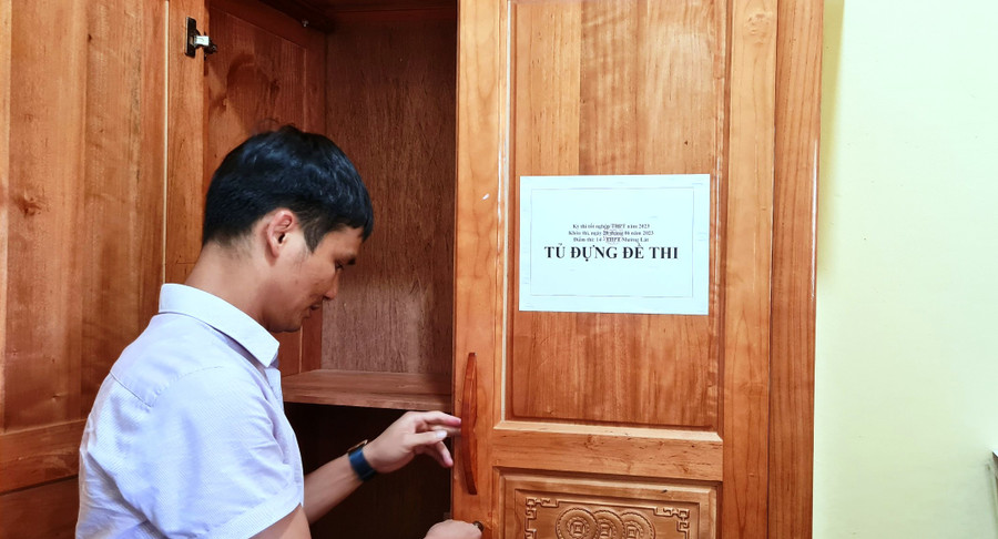 Kiểm tra tủ đựng đề thi ở Điểm thi Trường THPT Mường Lát. Ảnh: HĐ. Kiểm tra tủ đựng đề thi ở Điểm thi Trường THPT Mường Lát. Ảnh: HĐ.